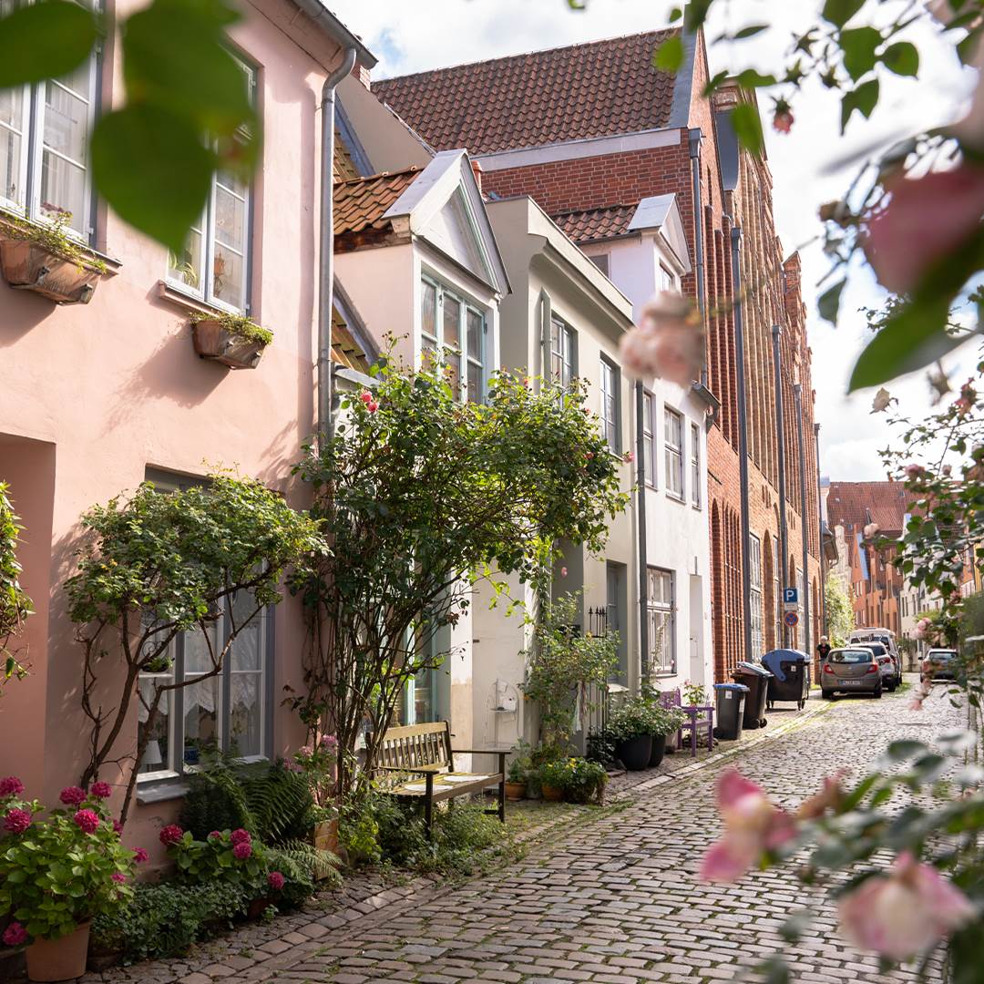 De brostensbelagte gader i Lübecks gamle bydel.